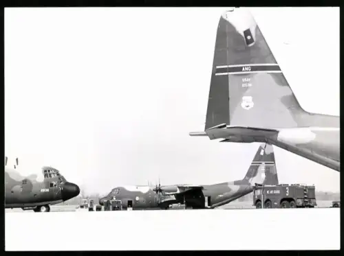 Fotografie Flugzeug Lockheed C-130 Hercules der USAF 12638 & Flughafen-Feuerwehr im Hintergrund