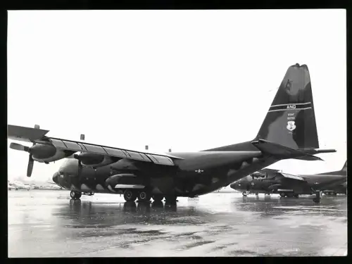 Fotografie Flugzeug Lockheed C-130 Hercules der USAF 80755 auf einem Fliegerhorst