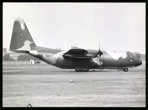 Fotografie Flugzeug Lockheed C-130 Hercules der USAF in Berlin-Tempelhof