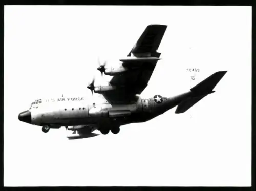 Fotografie Flugzeug Lockheed C-130 Hercules der USAF 10453 beim Landeanflug