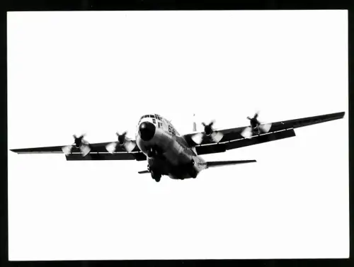 Fotografie Flugzeug Lockheed C-130 Hercules der USAF 636 kurz vor der Landung