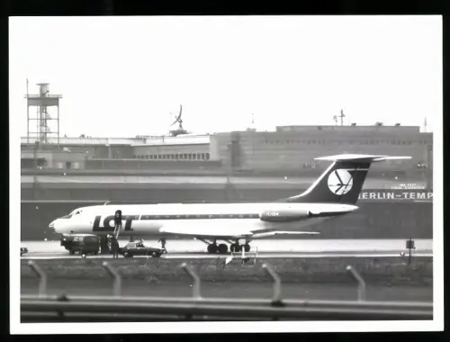 Fotografie Flughafen Berlin-Tempelhof, Flugzeug Flugzeug Tupolev Tu-134, Polish Airlines vor dem Hangar