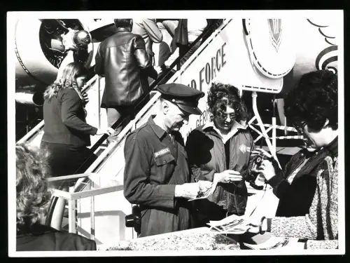 Fotografie Flughafen Berlin-Tempelhof, Rosinenbomber USAF Pilot Gail Halvorsen gibt Autogramme beim Tag der offenen Tür