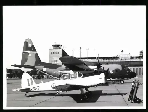 Fotografie Flughafen Berlin-Tempelhof, Flugzeug Chipmunk WZ862 & Lockheed C-130 Hercules vor dem Tower