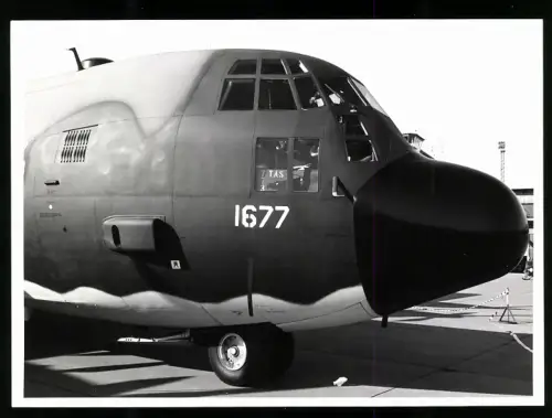 Fotografie Flugzeug Lockheed C-130 Hercules USAF 1677, Front-Detail