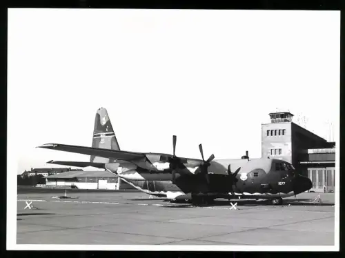 Fotografie Flughafen Berlin-Tempelhof, Flugzeug Lockheed C-130 Hercules USAF 1677 und Tower im Hintergrund