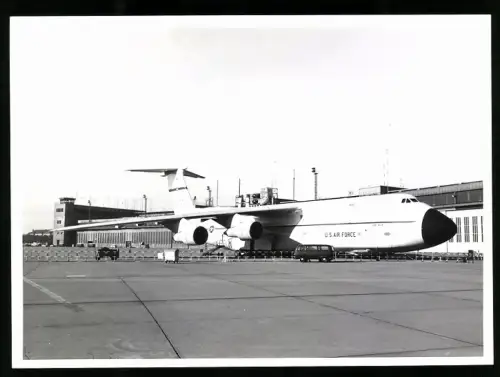 Fotografie Flughafen Berlin-Tempelhof, Flugzeug Lockheed C-5 USAF 80222 auf dem Vorfeld