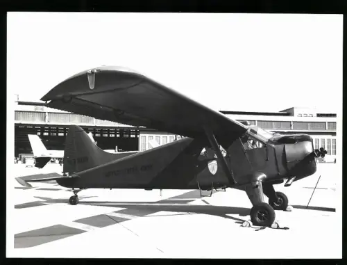 Fotografie Flughafen Berlin-Tempelhof, Flugzeug Us Army 82020, einmotoriger Hochdecker mit Staffelabzeichen Berlin