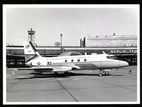 Fotografie Ansicht Berlin-Tempelhof, Flugzeug Lockheed C-140 USAF 24201 vor dem Flughafen-Gebäude