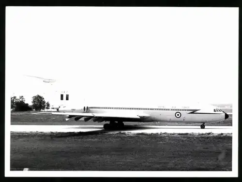 Fotografie Flugzeug Vickers VC-10, Royal Air Force Air Support Command XV107