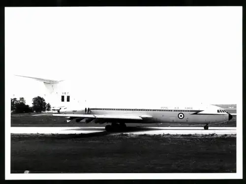Fotografie Flugzeug Vickers VC-10, Royal Air Force Air Support Command XV107