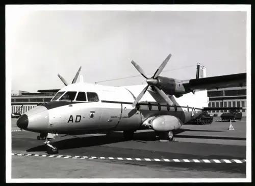 Fotografie Flugzeug Zweimotoriger Hochdecker USAF & Panzer in Berlin-Tempelhof