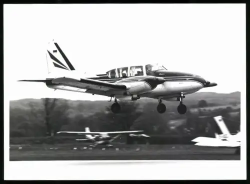 Fotografie Flugzeug Piper mit Wappen Deutschland auf dem Seitenruder