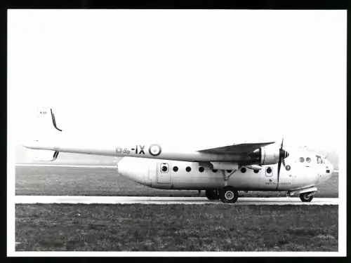 Fotografie Flugzeug Zweimotoriger Hochdecker mit Doppelleitwerk, Royal Air Force 64-IX