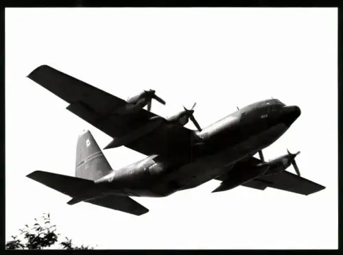 Fotografie Flugzeug Lockheed C-130 Hercules USAF 1822 beim niedrigen Überflug