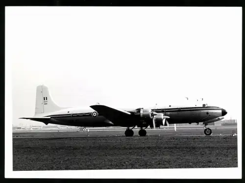 Fotografie Flugzeug Douglas DC-6B der Französischen Luftstreitkräfte 64-PI in Berlin-Tegel