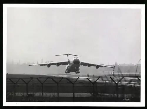 Fotografie Flugzeug Lockheed C-5 Galaxy USAF bei der Landung in Berlin-Tempelhof