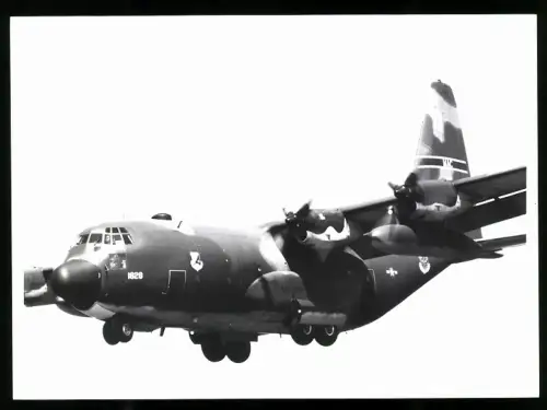 Fotografie Flugzeug Lockheed C-130 Hercules USAF 1828 im Landeanflug