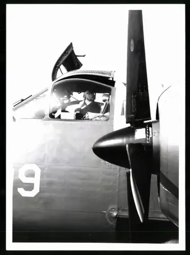 Fotografie Flugzeug Zweimotoriger Aufklärer & leichter Bomber Kon. Marine, Cockpit-Detail mit Pilot & Triebwerk