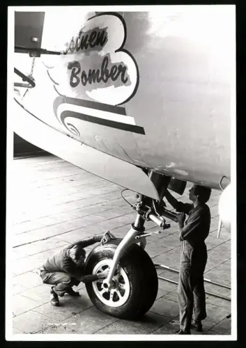 Fotografie Flugzeug Douglas DC-4, Rosinenbomber im Hangar Berlin-Tempelhof