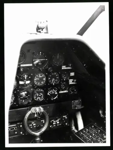 Fotografie Flugzeug Cockpit Innenansicht mit vielen Instrumenten