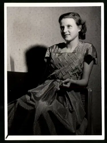 Fotografie Damenmode, hübsche junge Frau im Kleid mit Punkt-Muster & Geflecht