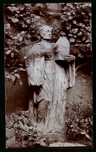 Fotografie Skulptur eines Geistlichen / Mönch mit Buch & Mütze