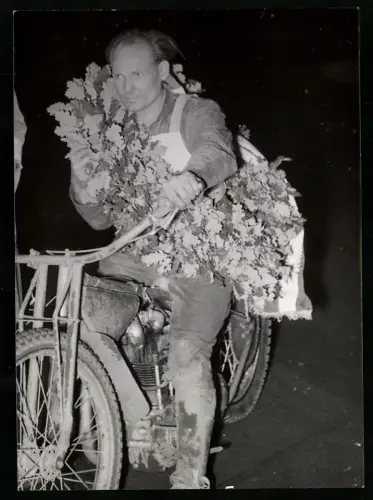 Fotografie Franz Fink, Wien, Speedway Motorrad-Rennen, Rennfahrer mit Siegerkranz bei der Ehrenrunde