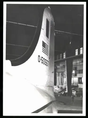 Fotografie Flugzeug Douglas DC-4 Rosinenbomber 50557 im Hangar Berlin-Tempelhof