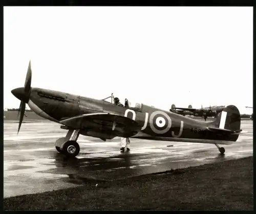 Fotografie Flugzeug Supermarine Spitfire, Jasta Flugzeug Royal Air Force AB910