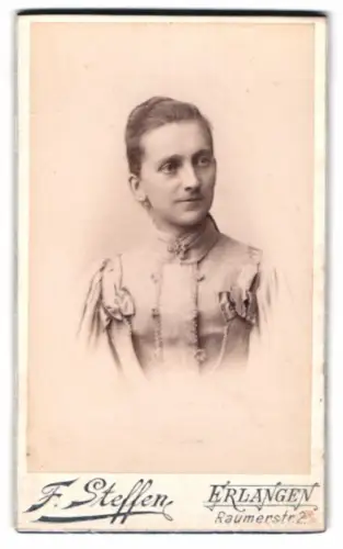 Fotografie F. Steffen, Erlangen, Raumerstr. 2, Flora Pfäfflein im Porträt