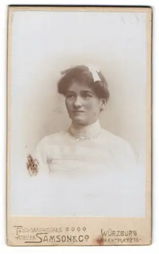 Fotografie Samson & Co, Würzburg, Marktplatz 15, Helene Bösgen mit Schleife im Haar