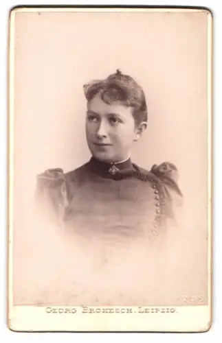 Fotografie Georg Brokesch, Leipzig, Zeitzerstrasse 2, Margarethe Lippold geb. Hawsky in hochgeschlossenem Kleid
