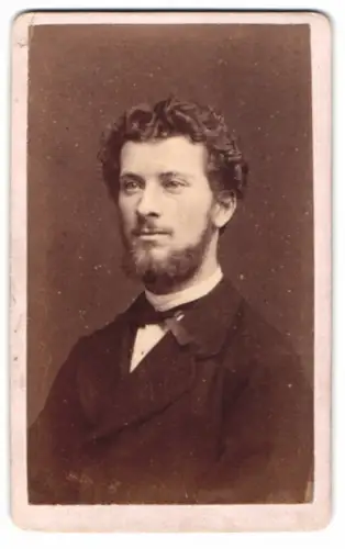 Fotografie Otto Seligmüller, Schleswig, Lollfuss 108, Porträt eines eleganten Herrn