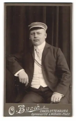 Fotografie O. Busch, Charlottenburg, Spreestrasse 50, H. Russmann in Studentenuniform