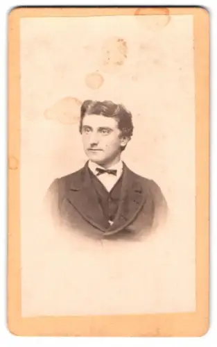 Fotografie J. G. Gattineau & Sohn, Coburg, G. Schwamig in Anzug und Fliege