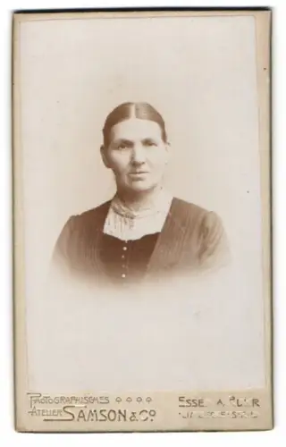 Fotografie Samson & Co., Essen a. Ruhr, Limbeckerstrasse 12, Elisabeth Weyer geb. Bülle im Porträt