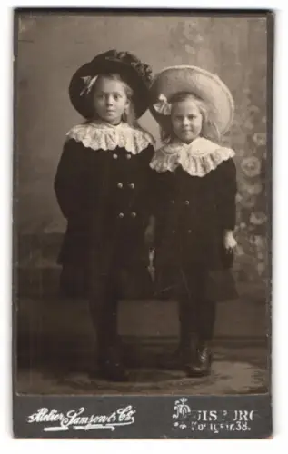 Fotografie Atelier Samson & Co., Duisburg, Königstrasse 38, Luise und Adele im Jahr 1908