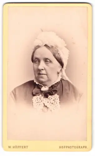 Fotografie W. Höffert, Hannover, Georgstrasse 9, Frau v. Berger geb. v. Alten im Jahr 1887