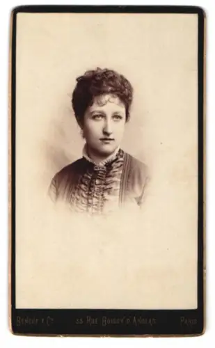 Fotografie Benque & Co, Paris, Rue Boissy d`Anglas 33, Jeanne de Saveuse im Porträt