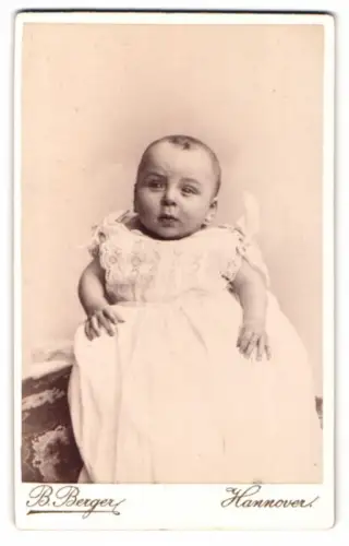 Fotografie B. Berger, Hannover, Schillerstrasse 34, Alfred v. Löbenstein im Alter von 5 Monaten