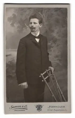 Fotografie Samson & Co., Hannover, Ernst Augustplatz 5, Walter Steres in Anzug und Fliege