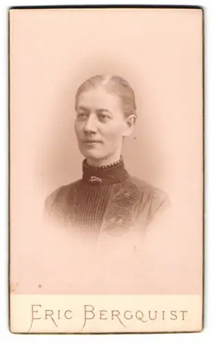 Fotografie Eric Bergquist, Örebro, Köpmangatan 21, Frau Reimers in hochgeschlossenem Kleid