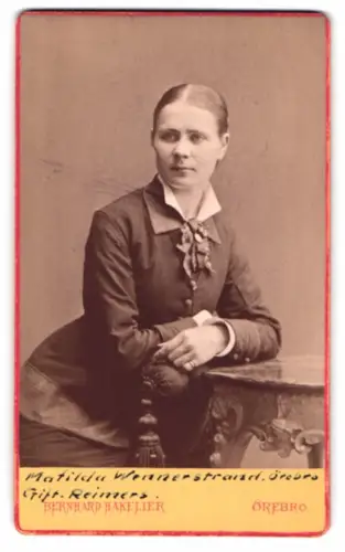 Fotografie Bernhard Hakelier, Örebro, C. Nygatan 130, Matilda Wennerstrand mit Schleife am Kragen