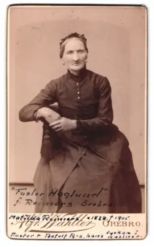 Fotografie Fotograf unbekannt, Örebro, Stortorget 7, Matilda Reimers auf einem Stuhl sitzend