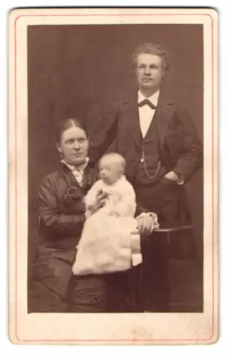 Fotografie unbekannter Fotograf und Ort, Gunnar als Kleinkind mit seinen Eltern