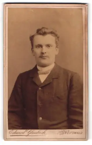 Fotografie Eduard Glaubach, Greifswald, Lange Str. 4, A. Neuss mit karierter Fliege