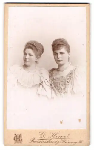 Fotografie G. Howe, Braunschweig, Steinweg 43, E. Ebeling und I. Bosse im Porträt