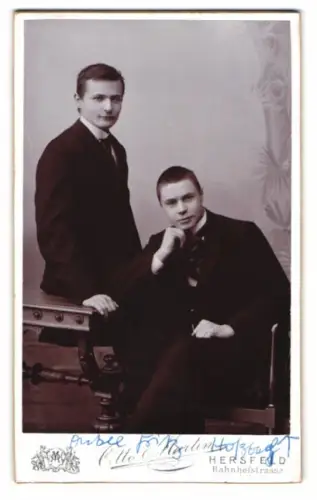 Fotografie Otto Martin, Hersfeld, Bahnhofstrasse, Fritz Hossbach mit seinem Bruder