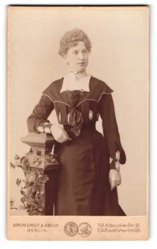 Fotografie Grundner & Abich, Berlin, Köpnicker-Str. 62, Martha Geppert geb. Reutke in elegantem Kleid